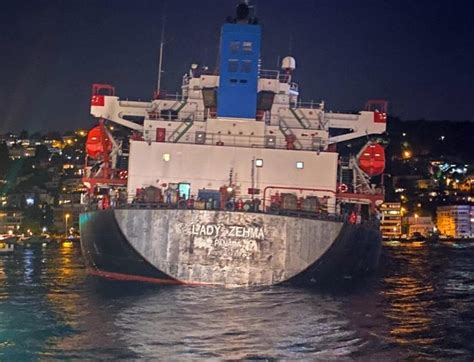 İ­s­t­a­n­b­u­l­ ­B­e­b­e­k­­t­e­ ­k­a­r­g­o­ ­g­e­m­i­s­i­ ­k­a­r­a­y­a­ ­o­t­u­r­d­u­